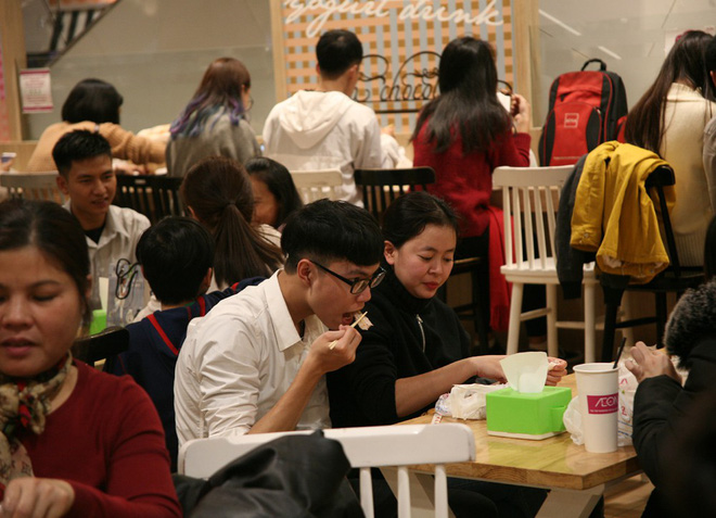 Mưa cả ngày, người Hà Nội đổ về các TTTM mua sắm và vui chơi ngày đầu nghỉ lễ Tết Dương lịch